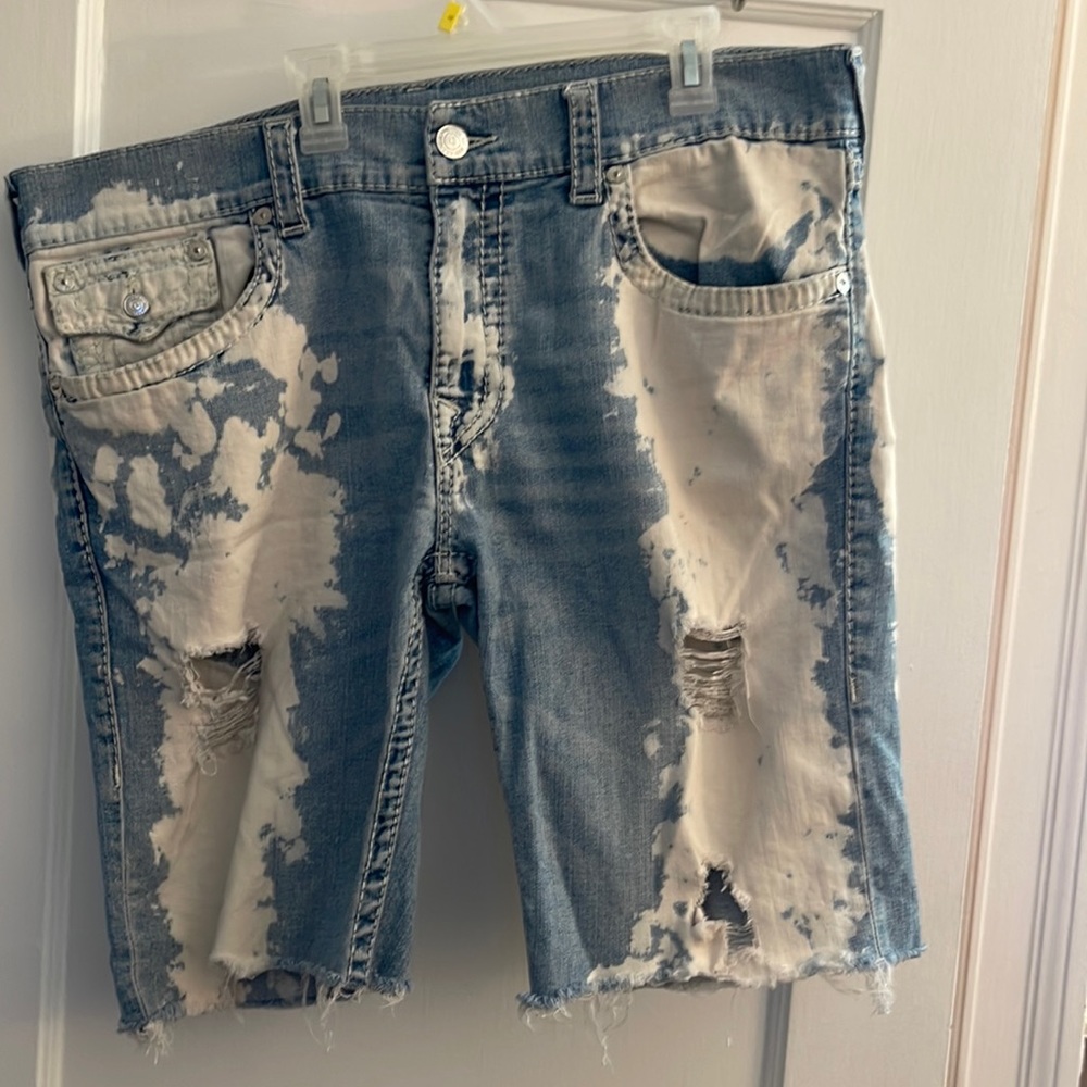 - Men’s true religion shorts size 38